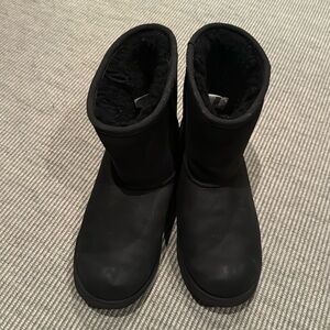 Ugg Classic II Weather Short. Kids. Size 6. Black.